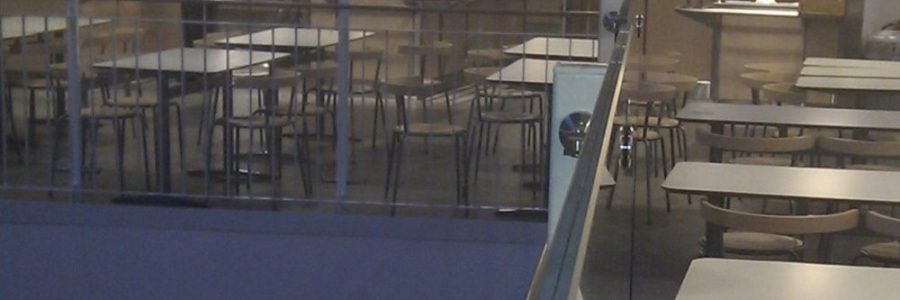 IKEA – skleněné zábradlí  na sloupcích