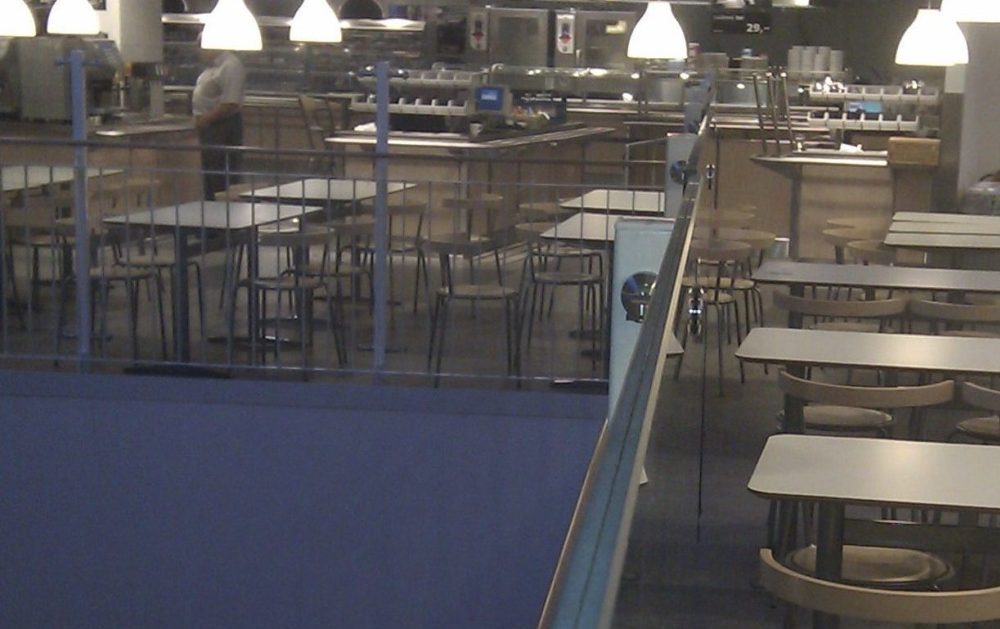 IKEA – skleněné zábradlí  na sloupcích